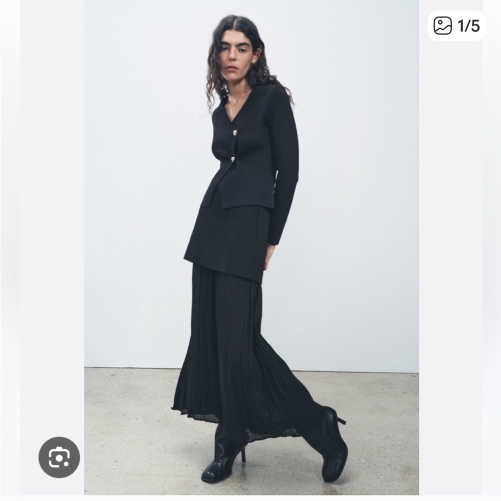 Nwot Zara Elegant Black Maxi Skirt combined pleated